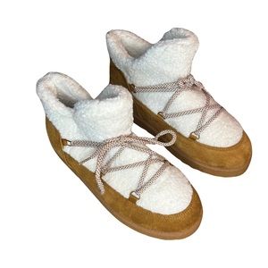 ASOS SOUTH BEACH MINI SNOW BOOTS LACE UP FUZZY SIZE 7 BUT RUNS BIG MORE A 7.5-8